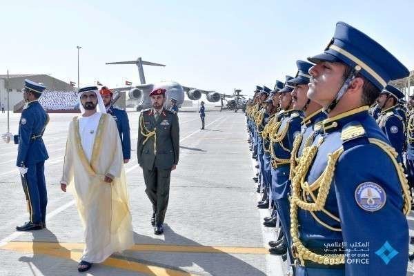 Mohammed bin Rashid pasa revista a los nuevos graduados del Khalifa Air College. (Dubai Media Office)