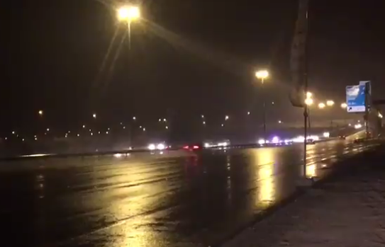 Los coches avanzan por una carretera en Sharjah bajo la lluvia este 8 de diciembre (NCM, Twitter)