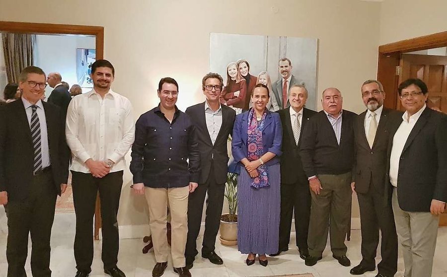 Foto de familia durante el encuentro de embajadores iberoamericanos promovido por España en Abu Dhabi. (EL CORREO)