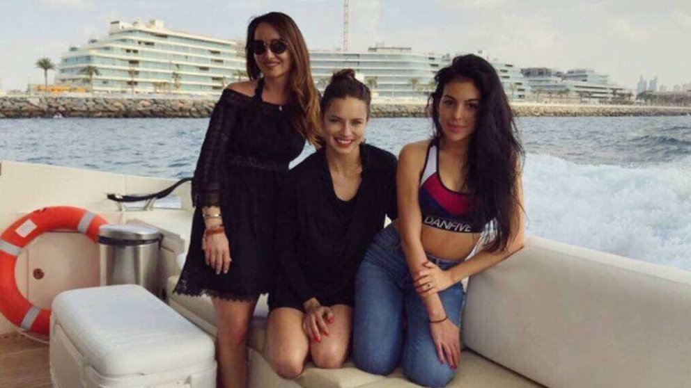 Ana Antic, Adriana Lima y Giorgina Rodríguez, durante su paseo en barco por Dubai. (@giorginagio, Instagram)