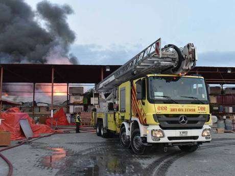 Bomberos intervienen para apagar el incendio en un almacén de Al Quoz. (Defensa Civil de Dubai)