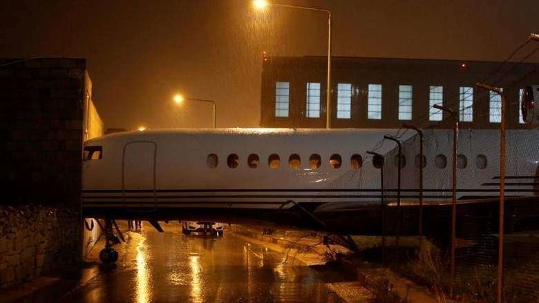 En la imagen de Reuters, el avión accidentado, cuyo morro quedó incrustado en un edificio.