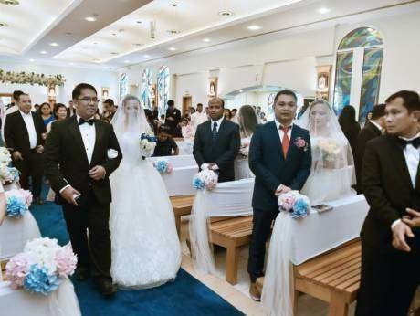 En la imagel del diario Gulf News, un momento de la boda masiva en Jebel Ali.