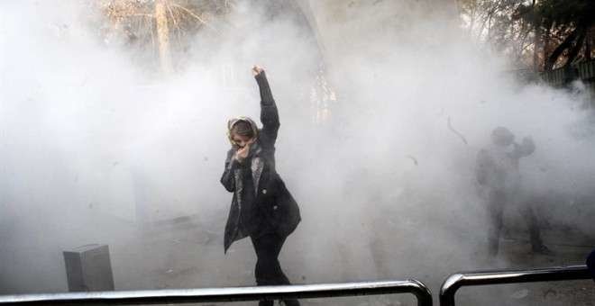 En la imagen de EFE, una estudiante iraní durante una de las protestas.