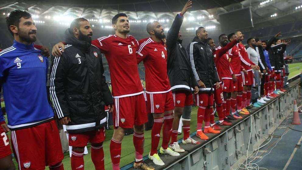 La Selección de Fútbol de EAU tras ganar al equipo de Irak. (AFP)