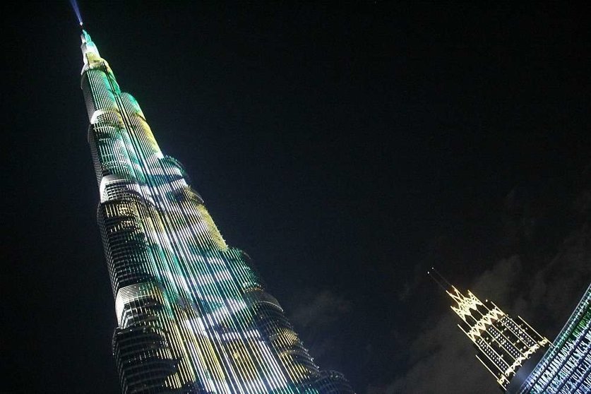 El Burj Khalifa, edificio más alto del mundo, iluminado en el Año Nuevo 2018. (EL CORREO)