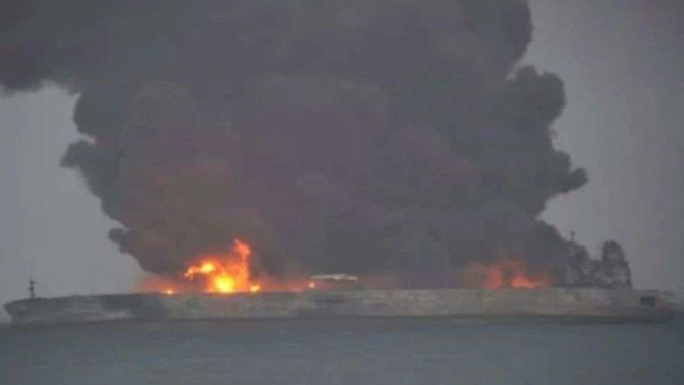 El petrolero iraní se incendió por completo tras el impacto.
