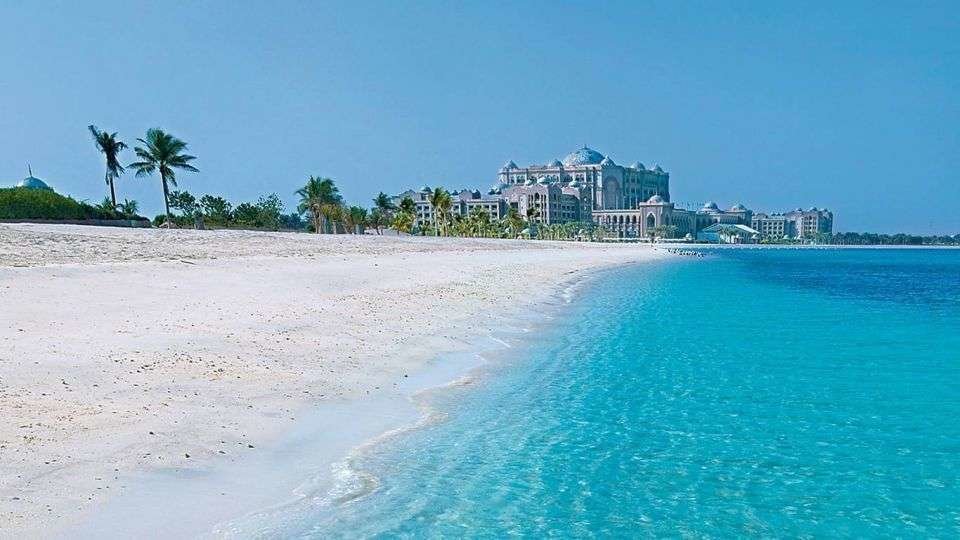 La playa del hotel Emirates Palace en Abu Dhabi.
