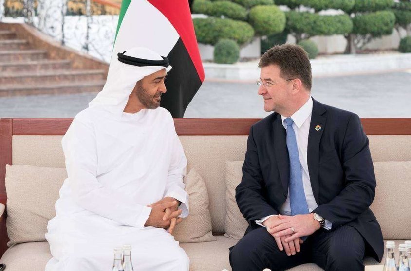 El jeque Mohammed bin Zayed conversa con el presidente de la Asamblea de las Naciones Unidas, Miroslav Lajcak. (WAM)