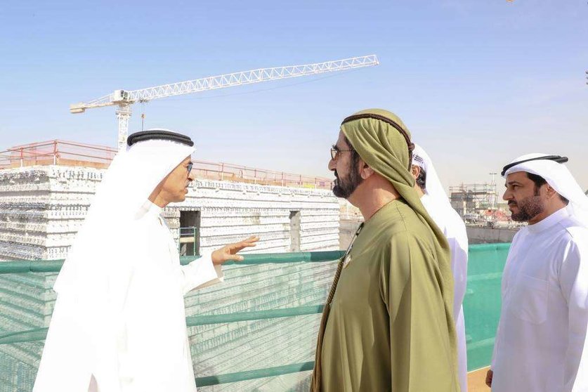 El jeque Mohammed bin Rashid durante la visita a la construcción de la Tower Dubai Creek. (WAM)