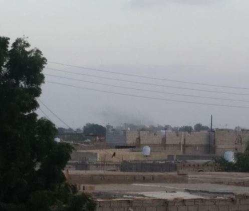 Columna de humo en las cercanías al palacio presidencial en Adén. (Twitter)