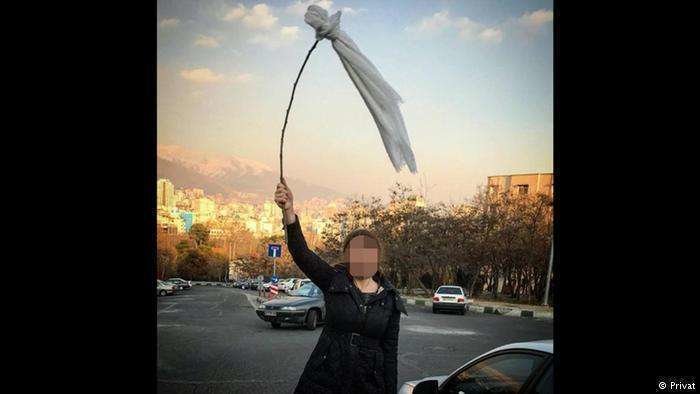 Las manifestantes iraníes enarbolan el velo como una bandera.