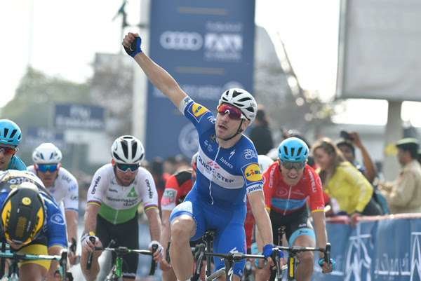 El italiano Elia Viviani celebra su victoria en la segunda etapa del Tour de Dubai. (Dubai Tour)