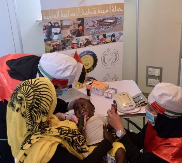 Voluntarios del programa de Sheikha Fatima en Sudán atienden a un niño. (WAM)