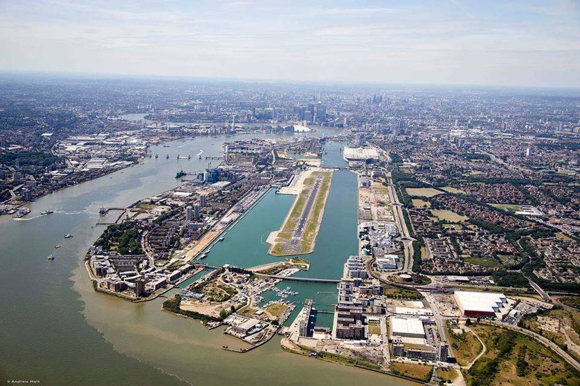 El aeropuerto de London City se encuentra junto al Támesis, al este del distrito financiero de Canary Wharf. (London City Airport)