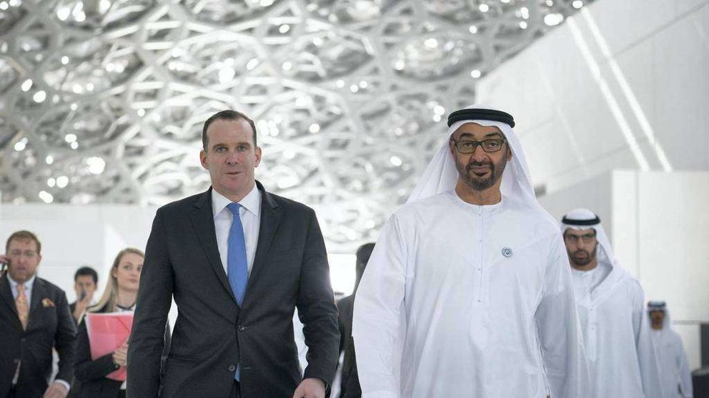 El príncipe heredero de Abu Dhabi junto al enviado estadounidense. (WAM)