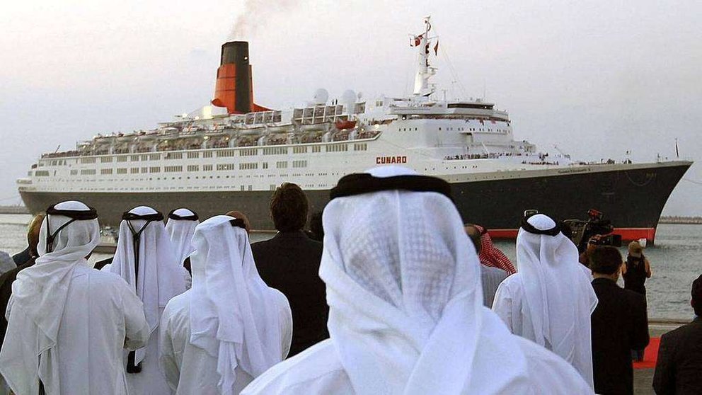 El Queen Elizabeth II a su llegada a Dubai en 2008.