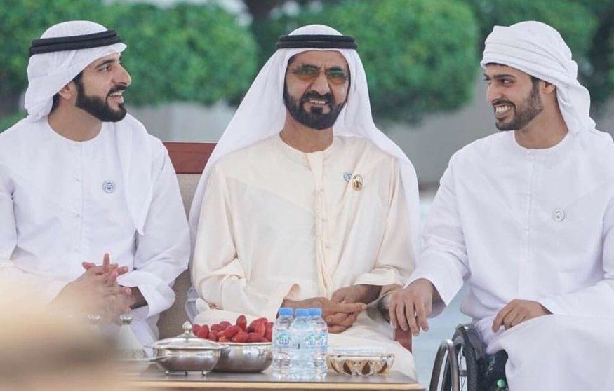 El jeque Handam, primero por la izquierda, junto a su padre el gobernante de Dubai y el jeque Zayed, héroe de guerra.