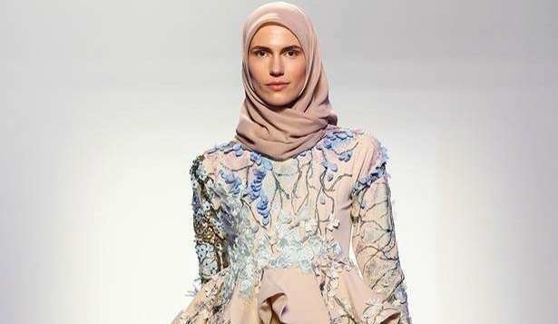 Una modelo muestra un diseño de Minaz durante la última edición de la Arab Fashion Week. (Arab Fashion Week)