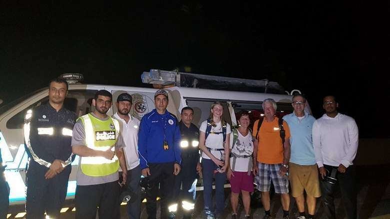 El grupo de turistas alemanes posa con sus rescatadores de la Policía de Ras Al Khaimah.