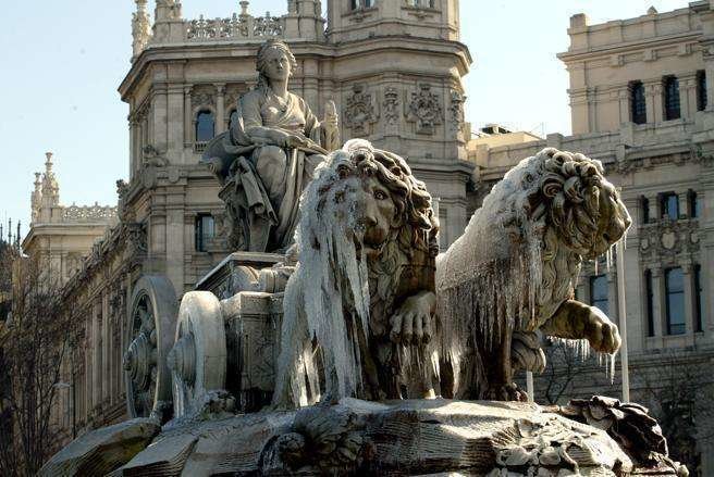 La Fuente de Cibeles helada en Madrid.