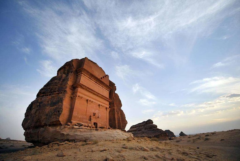Montañas de piedra arenisca rosa tallada en el sitio arqueológico nabateo de al-Hijr (Madain Saleh), cerca de la ciudad noroccidental de al-Ula, Arabia Saudita.