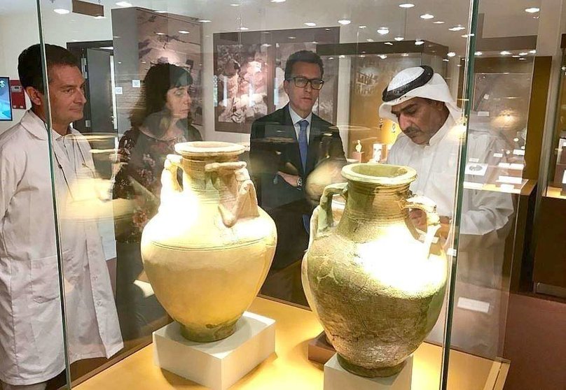 El embajador de España en Emiratos, Antonio Álvarez Barthe, durante su visita al Centro arqueológico de Mleiha, junto a Carmen del Cerro y Miguel Ángel Núñez. (Embajada de España EAU)