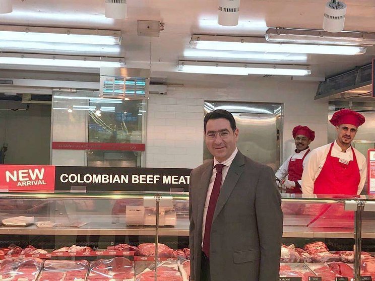 El embajador de Colombia, ante un expositor de carne colombiana en un supermercado de Emiratos Árabes. (Cedida)
