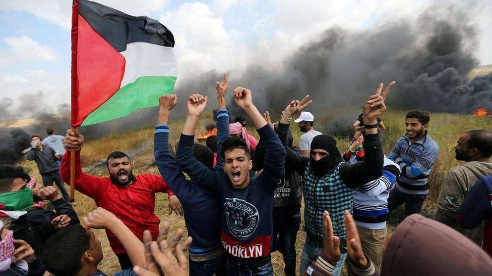 En la imagen de Reuters, un grupo de palestinos en Gaza.