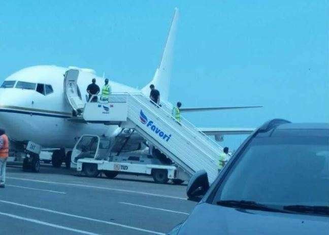 Una imagen de Twitter del avión de EAU en el aeropuerto de Mogadiscio.