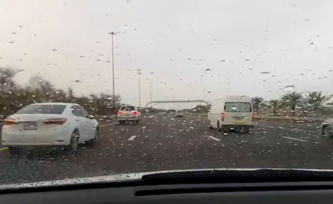 Lluvia registrada este jueves sobre una carretera de Emiratos Árabes. (NCM)