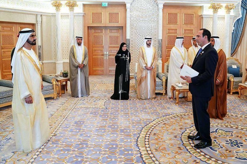 El jeque Mohammed bin Rashid Al Maktoum recibe en el Palacio Presidencial de Abu Dhabi las cartas credenciales del nuevo embajador de Chile en Emiratos Árabes , Jorge Daccarett. (WAM)