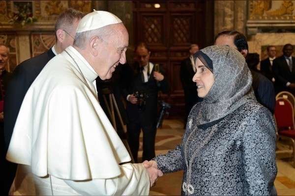 La embajadora de Emiratos en España saluda al Papa Francisco. (WAM)