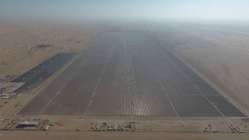 A la derecha, planta solar correspondiente a la segunda fase del parque Mohamed bin Rashid Al Maktoum. (Cedida)
