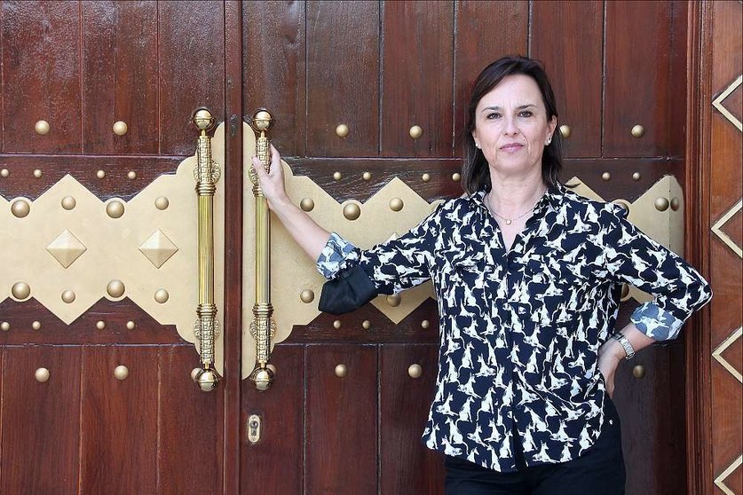 Lourdes López-Pacios Navío, ante la puerta de una mezquita en Dubai. (EL CORREO)