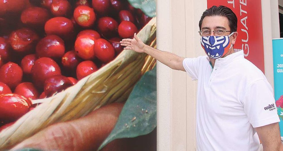 Juan Luis Barrios, presidente de la Asociación Nacional del Café de Guatemala, en el exterior de la Pabellón Nacional de su país en Expo 2020 Dubai con un tapabocas que muestra la nueva imagen de Anacafé. (EL CORREO)