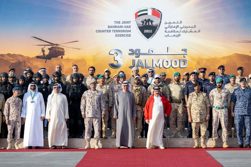 Foto de familia del ejercicio militar conjunto ente Emiratos y Bahréin. (WAM)