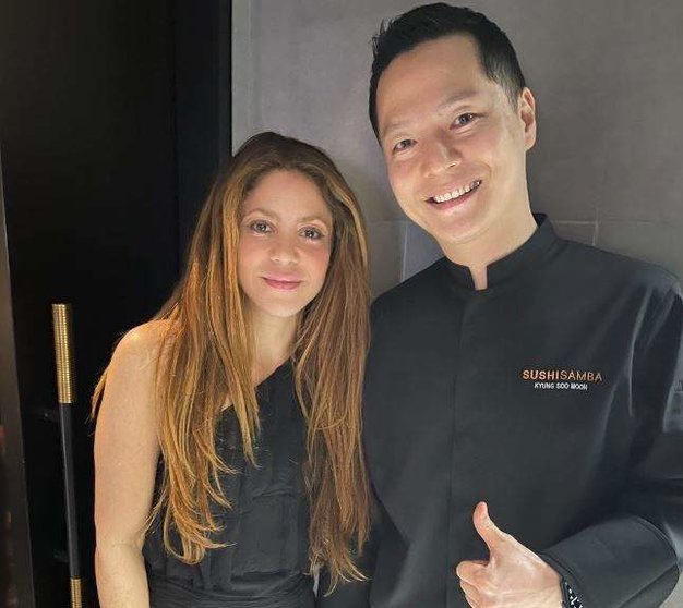 Shakira posó con un trabajador de un restaurante en Dubai. (Twitter)