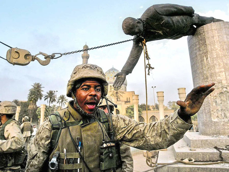 Manifestantes iraquíes derriban la estatua de Sadam Hussein en Bagdad en abril de 2003 en presencia de soldados estadounidenses. (@elOrdenMundial)