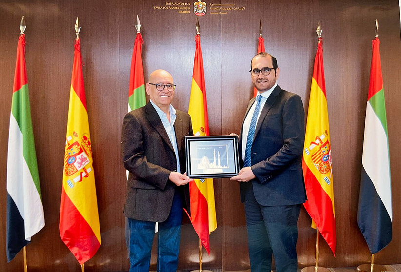 El embajador de Emiratos Árabes Unidos en España, Omar Obaid Al Shamsi, hace entrega de un presente al director de EL CORREO DEL GOLFO, Rafael Unquiles. (Embajada de EAU en España)