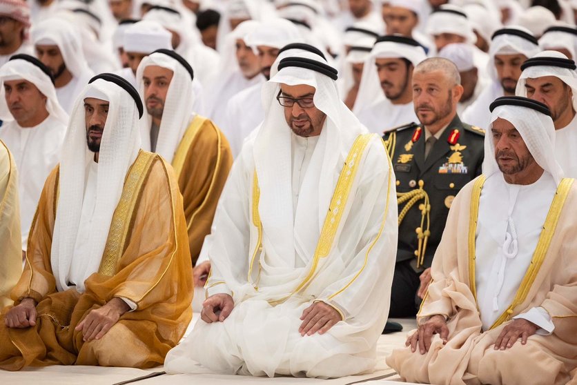 El presidente de Emiratos y otras personalidades durante los rezos en la Gran Mezquita de Abu Dhabi. (WAM)