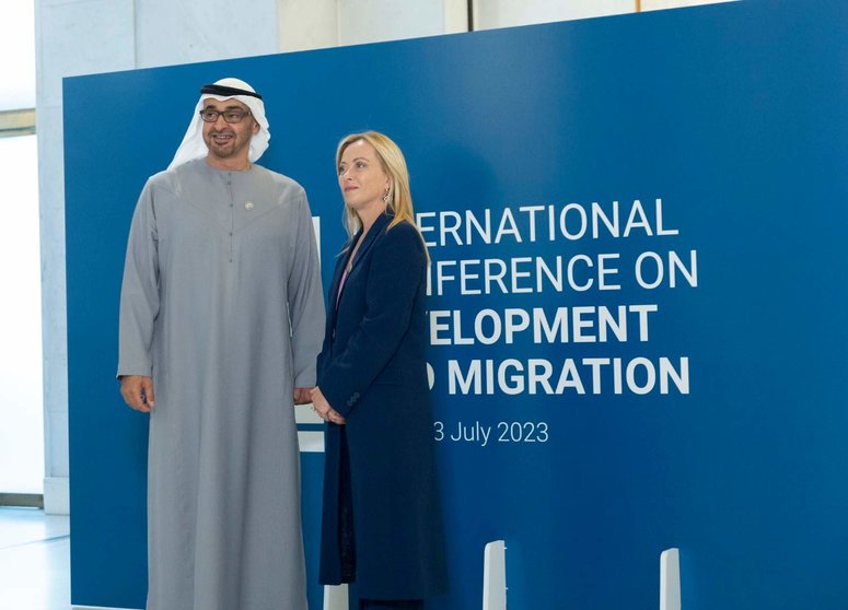 El presidente de Emiratos Árabes junto a la primera ministra de Italia, Giorgia Meloni, en Roma. (WAM)