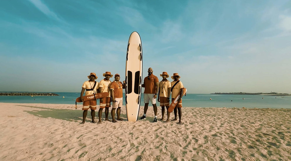 Equipo de rescate de una de las playas de Dubai. (WAM)