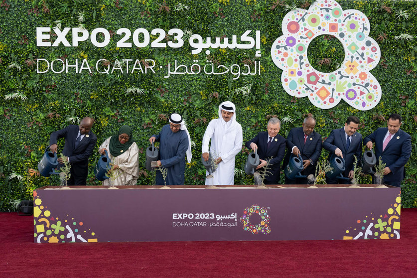 El presidente de EAU junto al emir de Qatar en la inauguración de la  Exposición. (WAM)