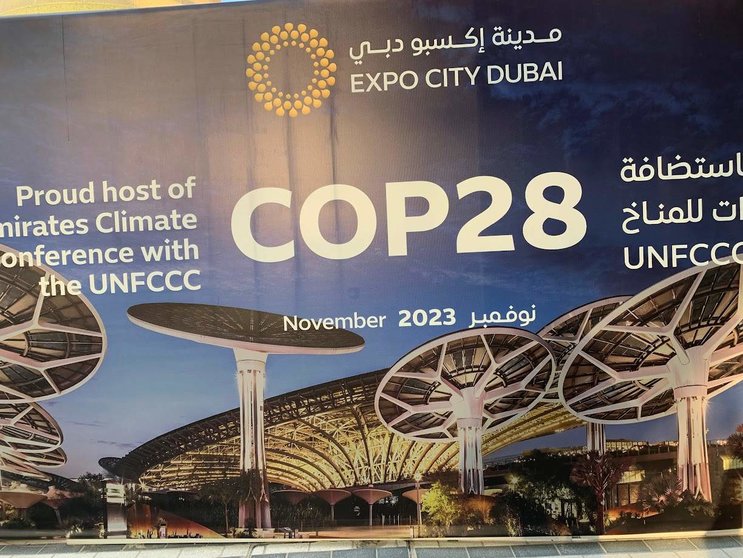 Cartel anunciador de la Cop28 en Expo City Dubai. (EL CORREO)