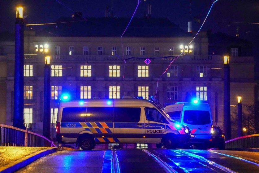 Una ambulancia en Praga. (Twitter)