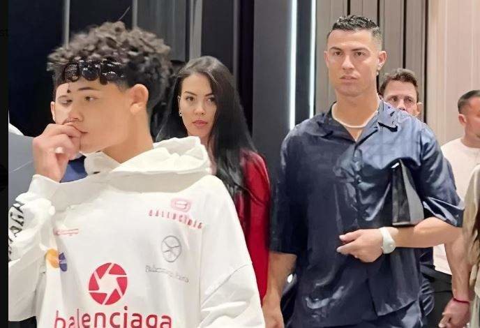 Crisitiano Ronaldo junto a Georgina Rodríguez y su hijo mayor en Dubai. (Twitter)