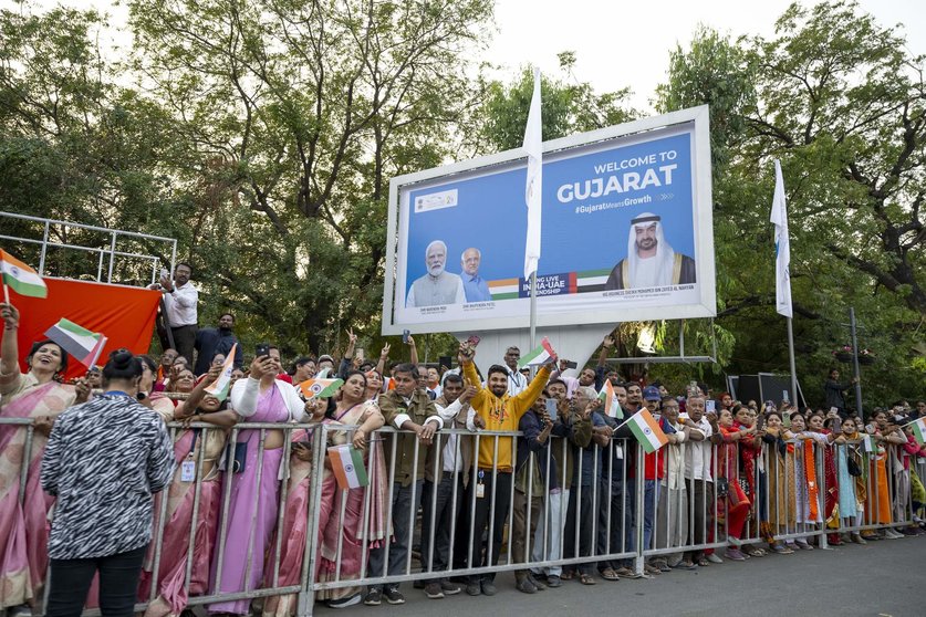 Una multitud saluda al presidente de EAU a su llegada a la ciudad india. (WAM)