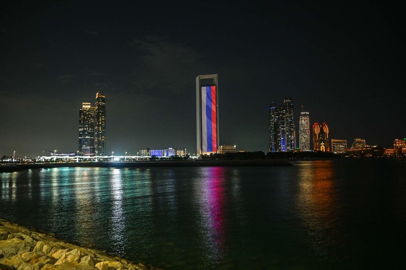 El edificio de Adnoc en Abu Dhabi con la bandera de Rusia. (WAM)