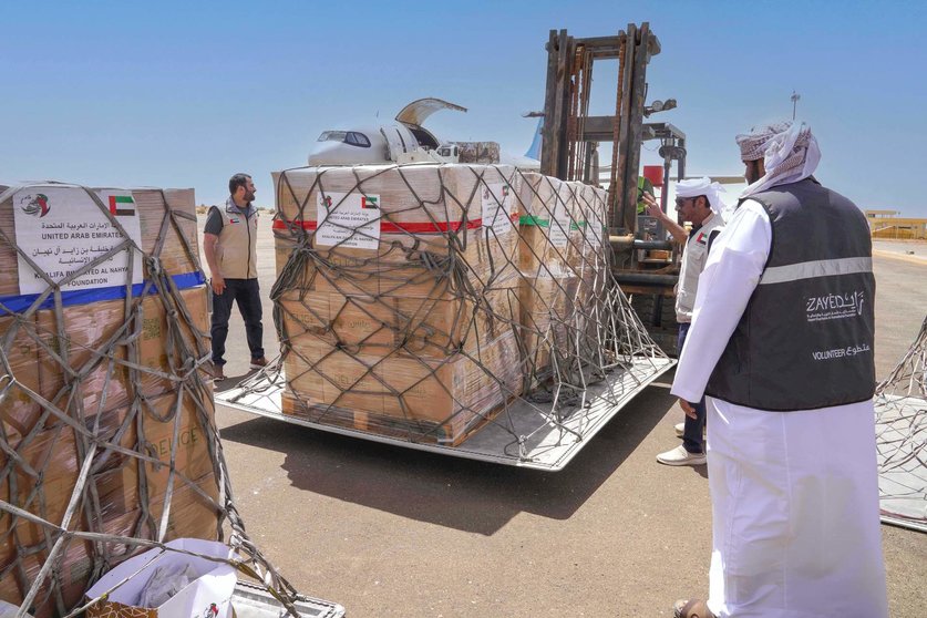 Un momento de la carga de la ayuda emiratí a Chad. (WAM)